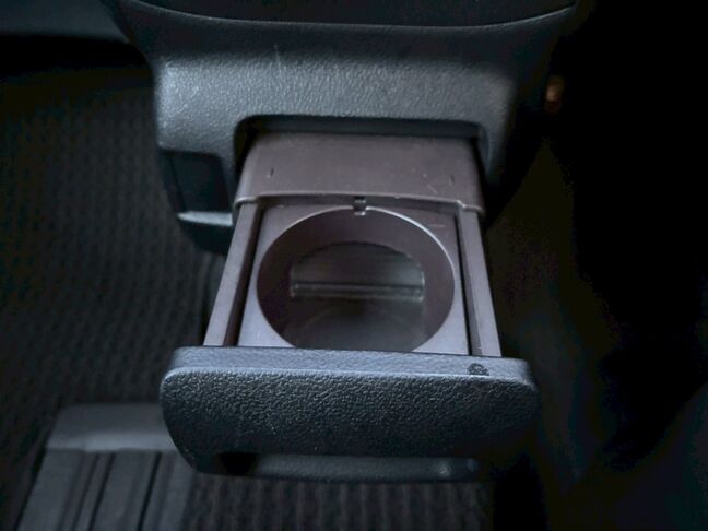 真ん中にもドリンクホルダーがあります！【スペイド】